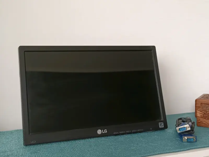 Monitor LG LED 16  pulgadas con cables VGA