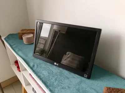 Monitor LG LED 16  pulgadas con cables VGA - miniatura 2