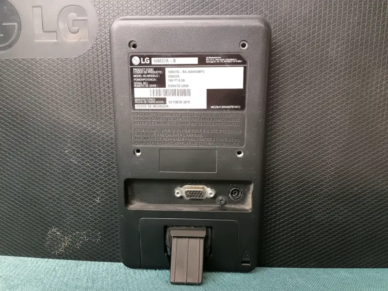 Monitor LG LED 16 pulgadas con cables VGA - 3