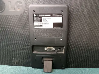 Monitor LG LED 16  pulgadas con cables VGA - miniatura 3