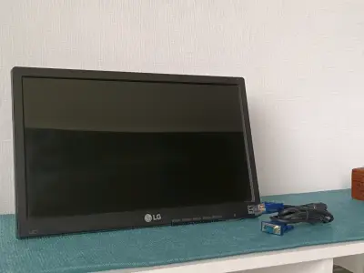 Monitor LG LED 16  pulgadas con cables VGA - miniatura 4