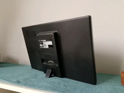 Monitor LG LED 16  pulgadas con cables VGA - miniatura 5