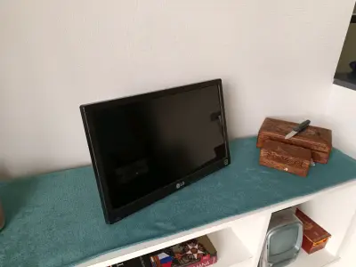 Monitor LG LED 16  pulgadas con cables VGA - miniatura 6