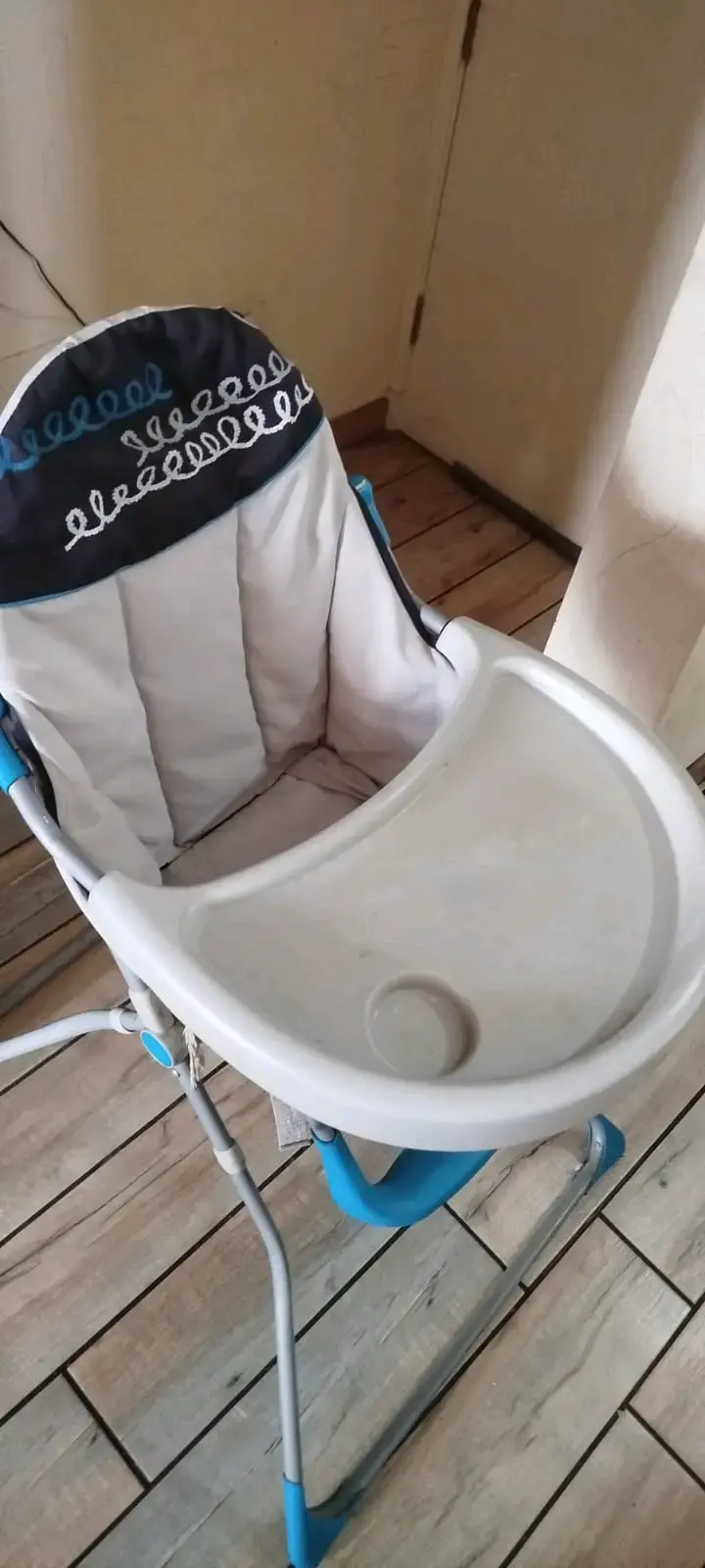 Silla de comer para bebé plegable azul y blanca - 1
