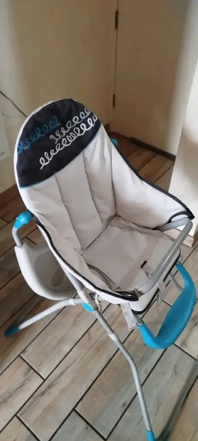 Silla de comer para bebé plegable azul y blanca - miniatura 2