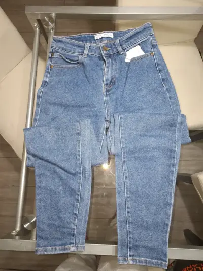 Jeans de mezclilla azul para mujer - miniatura 1