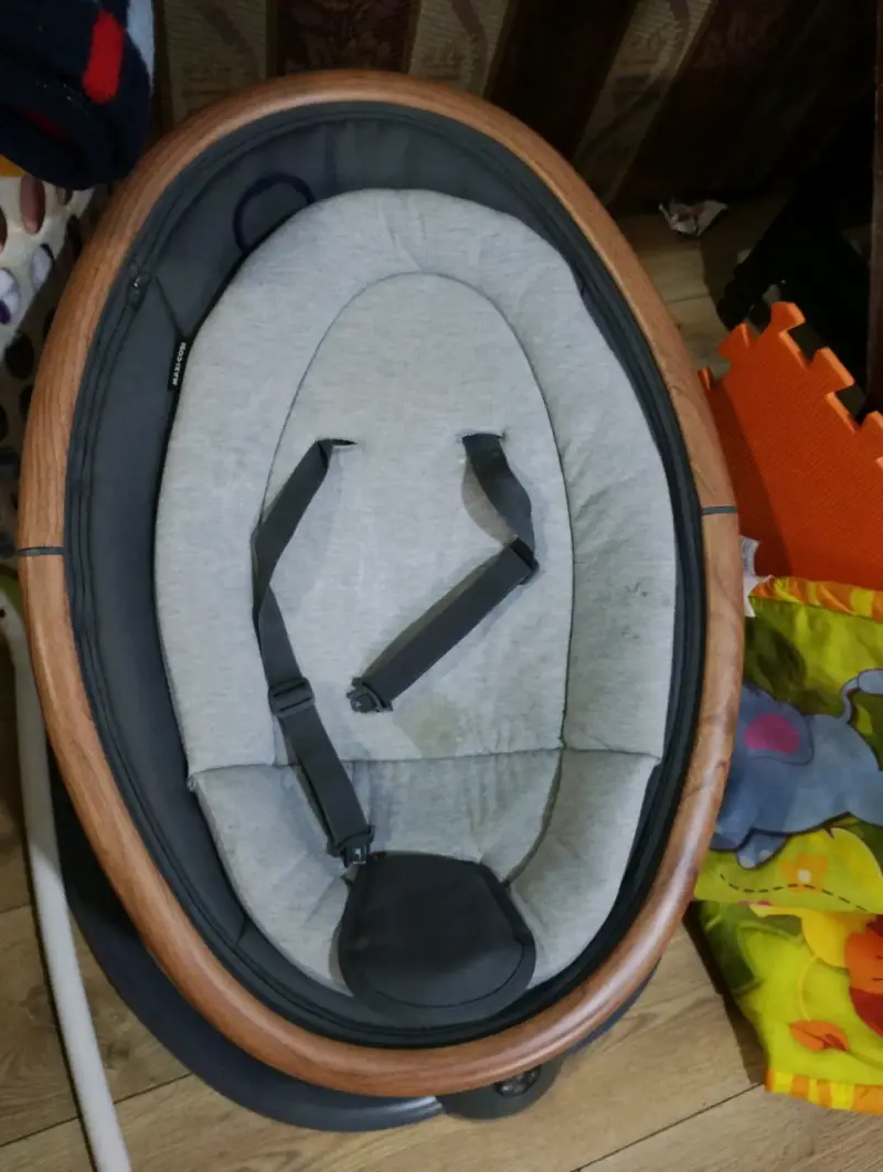 Silla mecedora para bebé con diseño moderno