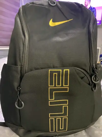 Mochila Nike Elite negra con logo dorado - miniatura 1