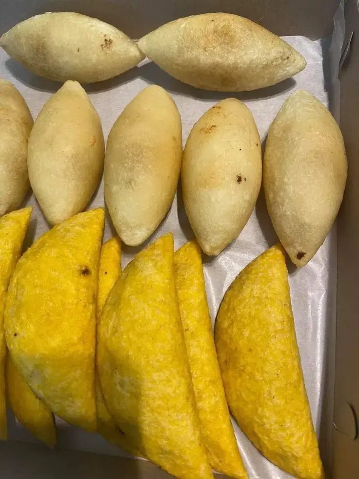 Empanadas y arepas fritas variadas