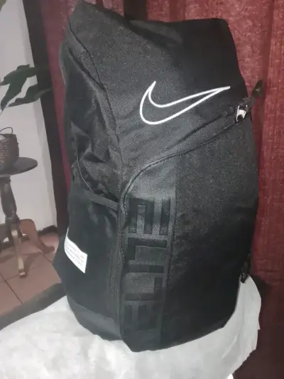 Mochila Nike Elite negra con logo dorado - miniatura 2