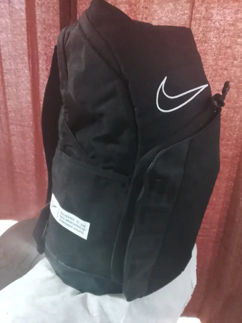 Mochila Nike Elite negra con logo dorado - 3