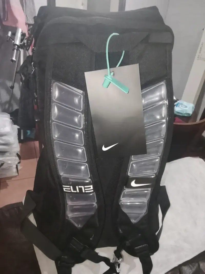 Mochila Nike Elite negra con logo dorado - 4