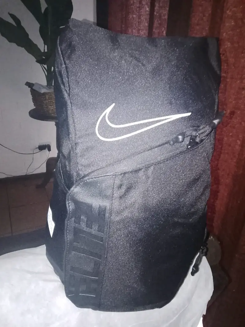 Mochila Nike Elite negra con logo dorado - 5