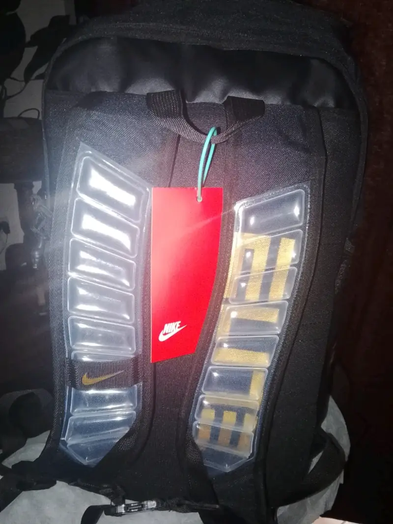 Mochila Nike Elite negra con logo dorado - 6