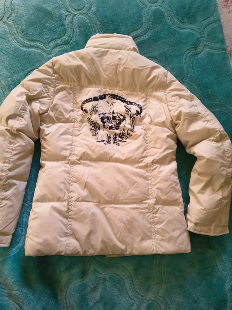 Chaqueta acolchada blanca con diseño bordado pluma