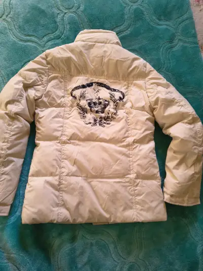 Chaqueta acolchada blanca con diseño bordado pluma - miniatura 1