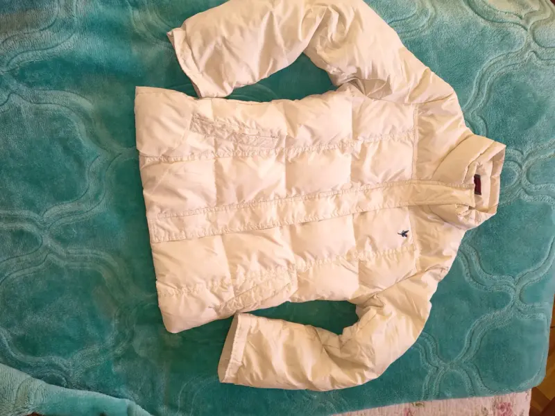 Chaqueta acolchada blanca con diseño bordado pluma - 2