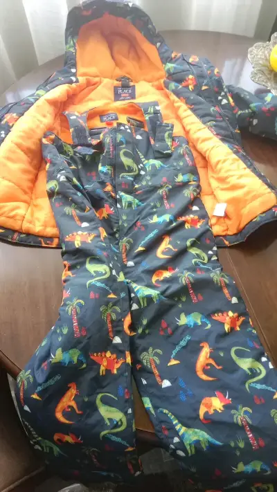 Conjunto de nieve infantil con diseño de dinosaurios - miniatura 1