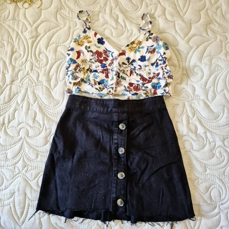 Conjunto de top floral y falda negra