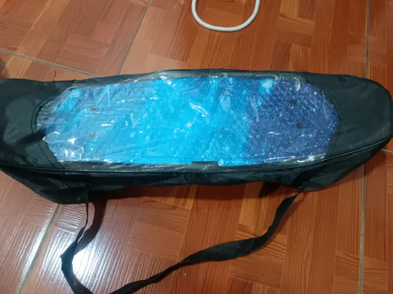 Skateboard azul con funda de transporte