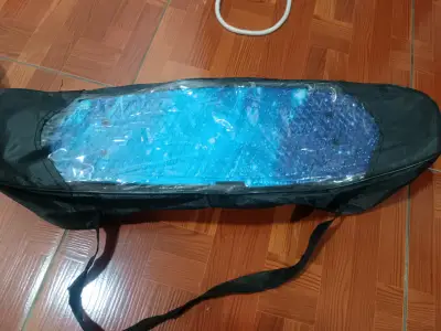 Skateboard azul con funda de transporte - miniatura 1
