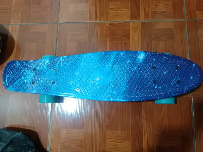 Skateboard azul con funda de transporte - 2
