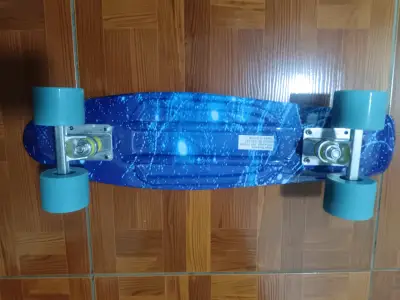Skateboard azul con funda de transporte - miniatura 3