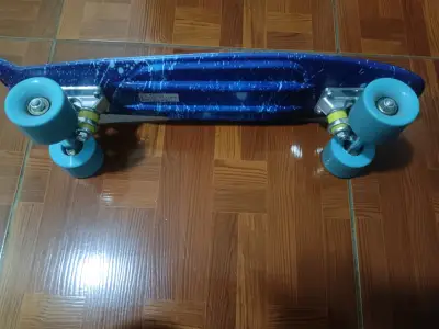 Skateboard azul con funda de transporte - miniatura 4