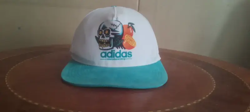 Gorra Adidas Skateboarding con diseño de calavera - 1