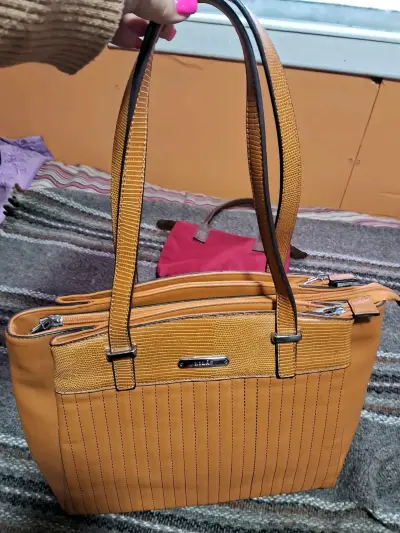 Cartera de cuero color camel con diseño elegante - miniatura 1