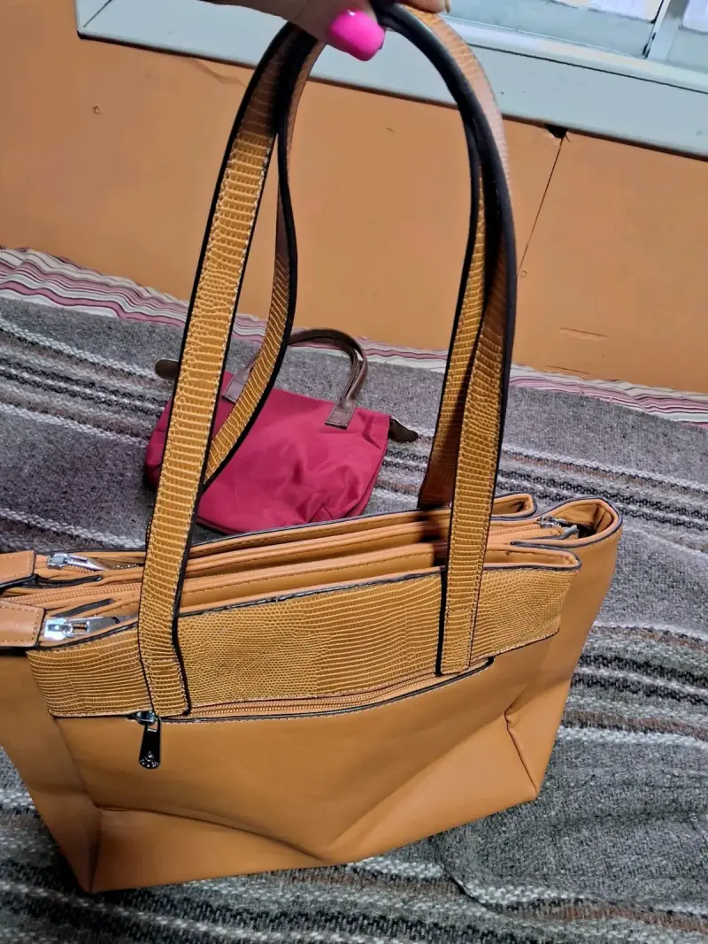 Cartera de cuero color camel con diseño elegante - 2
