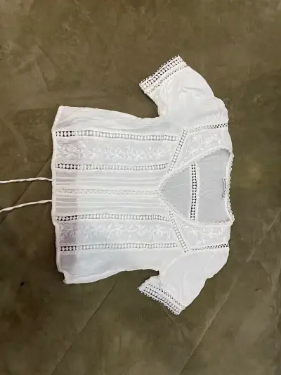 Blusa blanca de encaje para mujer - miniatura 2