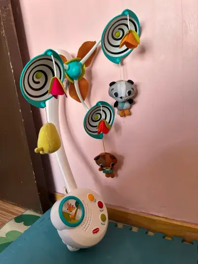 Móvil musical para cuna con juguetes colgantes - miniatura 1