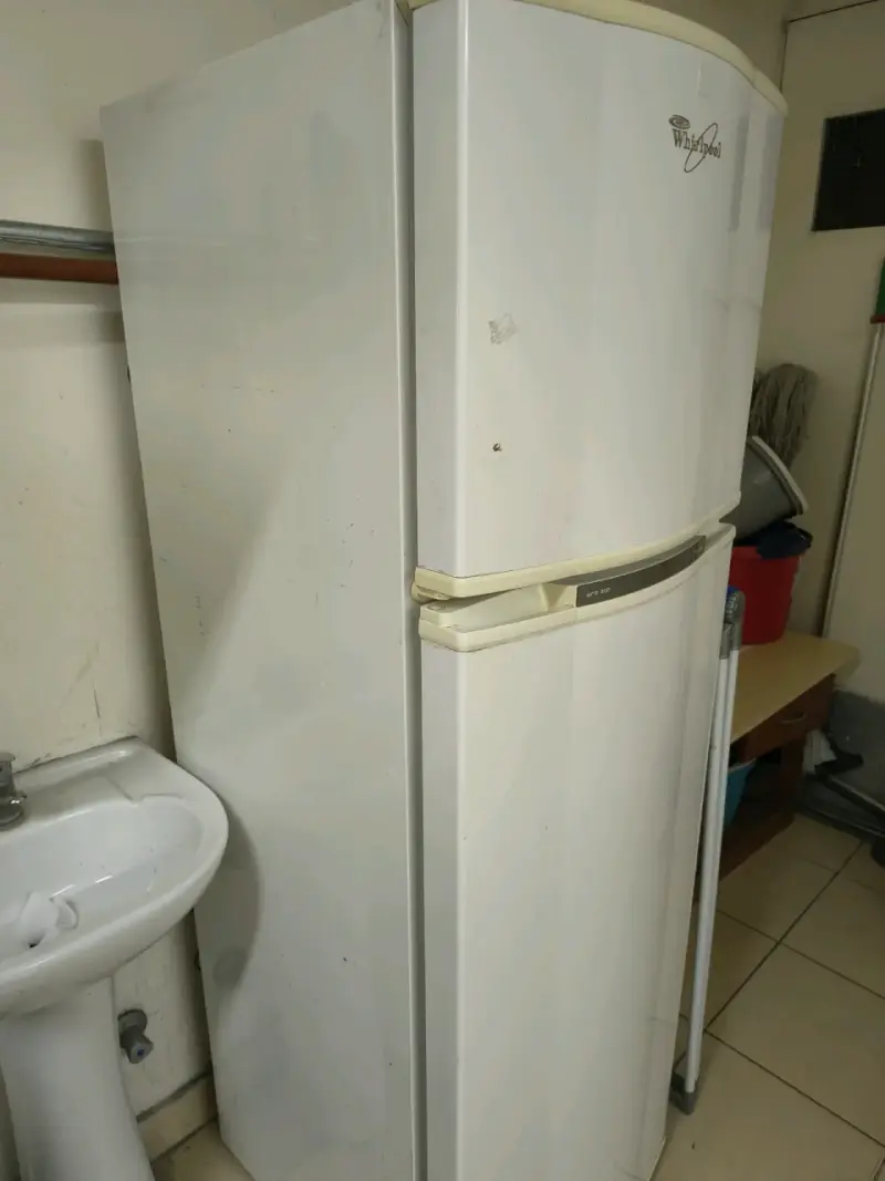 Refrigerador Whirlpool Blanco en Buen Estado - 2