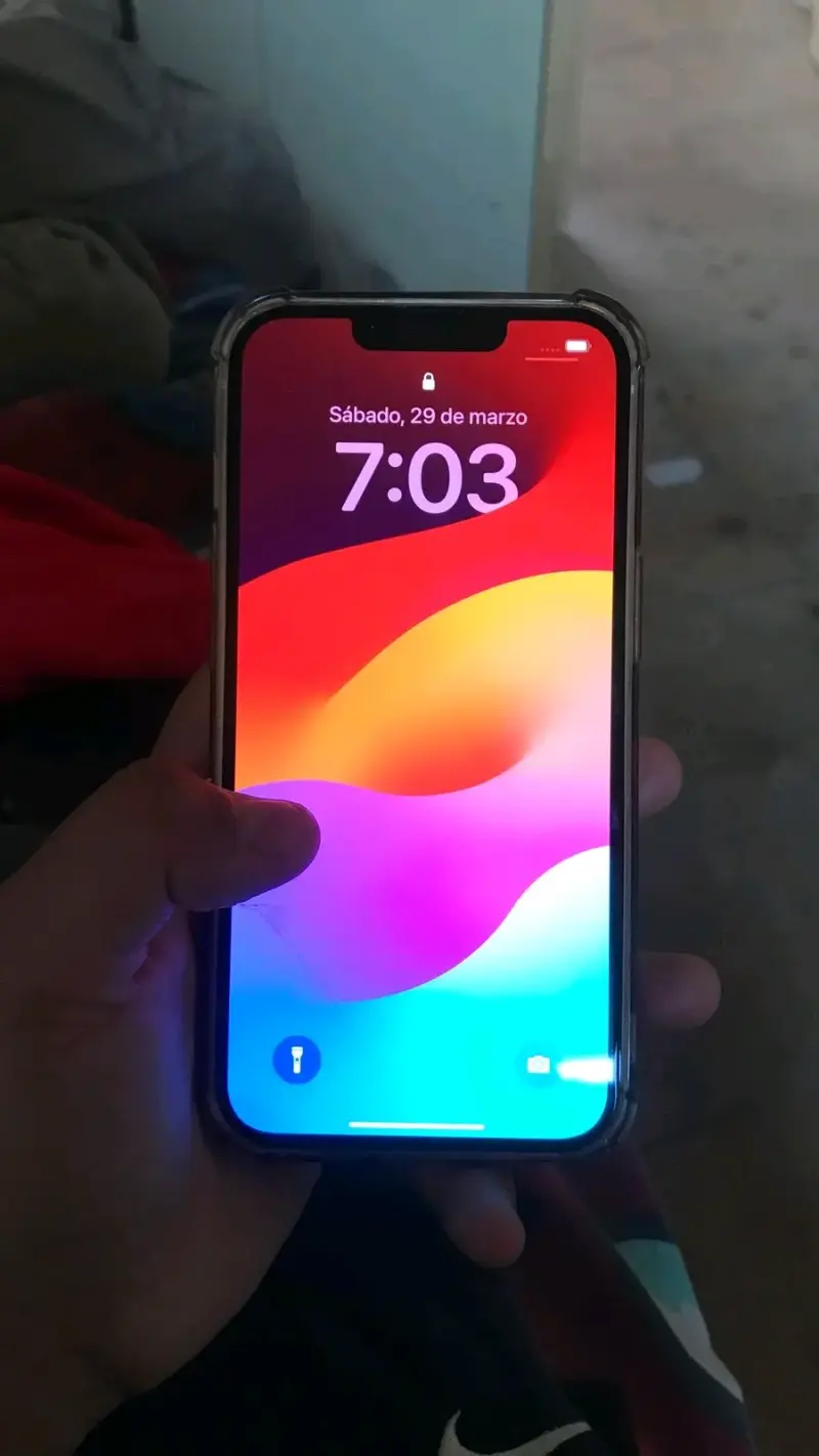 iPhone con carcasa transparente en buen estado - 1