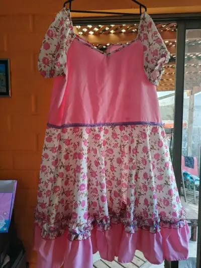Vestido rosa con estampado floral y volantes - miniatura 1