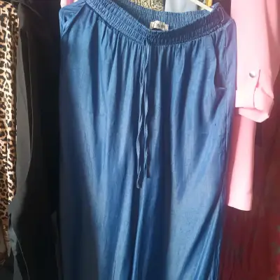 Pantalones de mezclilla azul para mujer - miniatura 1
