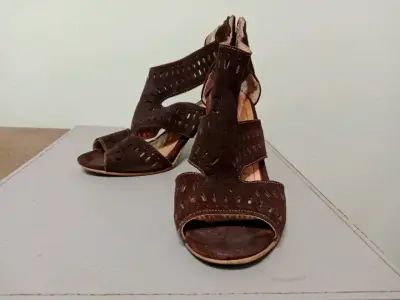 Sandalias de tacón alto de gamuza marrón - miniatura 2