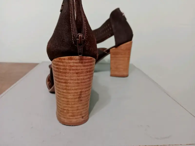 Sandalias de tacón alto de gamuza marrón - 3