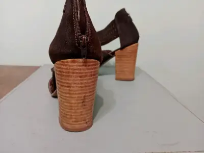 Sandalias de tacón alto de gamuza marrón - miniatura 3