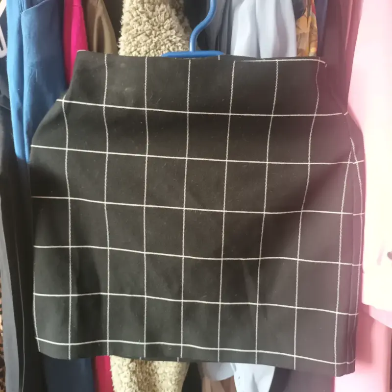 Falda corta negra con diseño de cuadros - 2