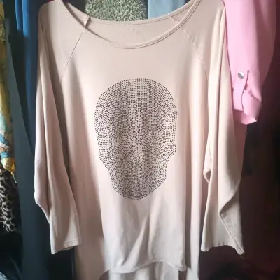 Polera beige con diseño de calavera - miniatura 1