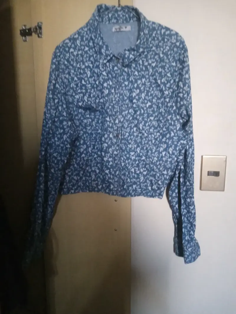 Camisa de mujer azul con estampado floral