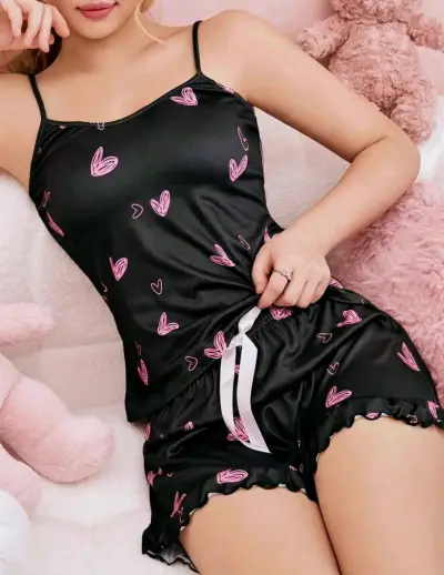 Pijama de mujer negro con corazones rosas - miniatura 1