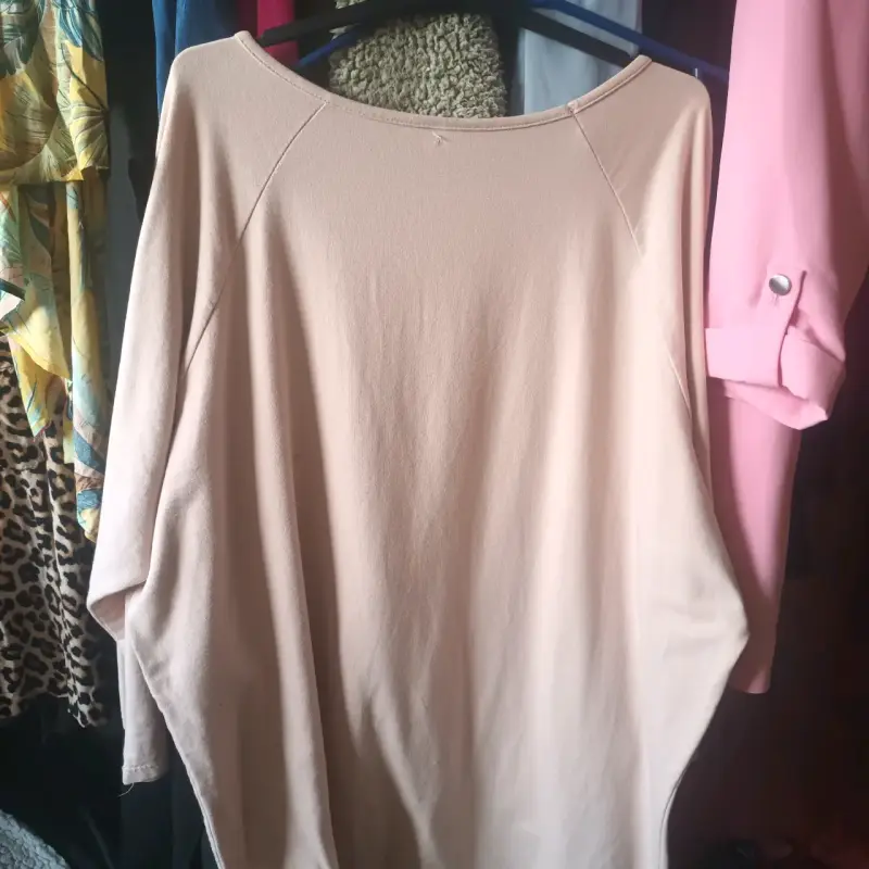 Polera beige con diseño de calavera - 2