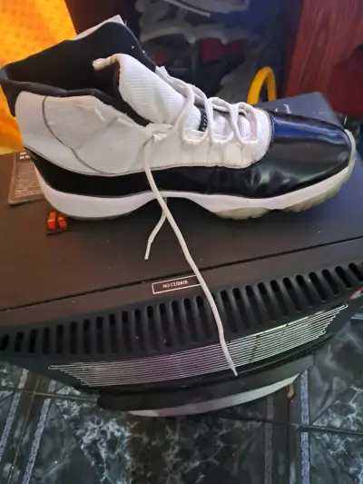 Zapatillas deportivas blancas y negras con diseño único - miniatura 1