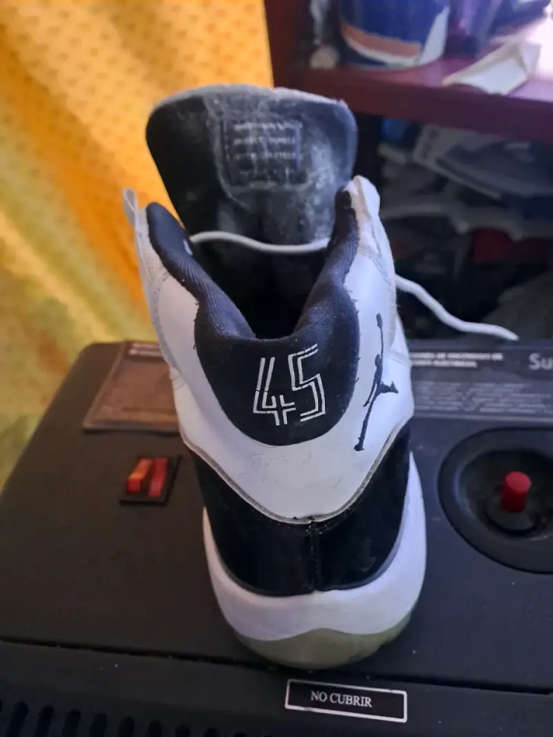 Zapatillas deportivas blancas y negras con diseño único - 3