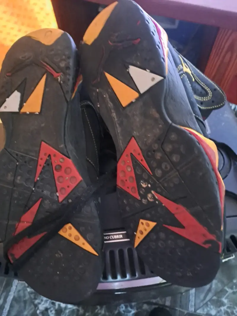 Zapatillas deportivas blancas y negras con diseño único - 4