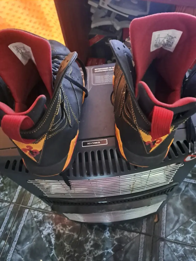 Zapatillas deportivas blancas y negras con diseño único - 5