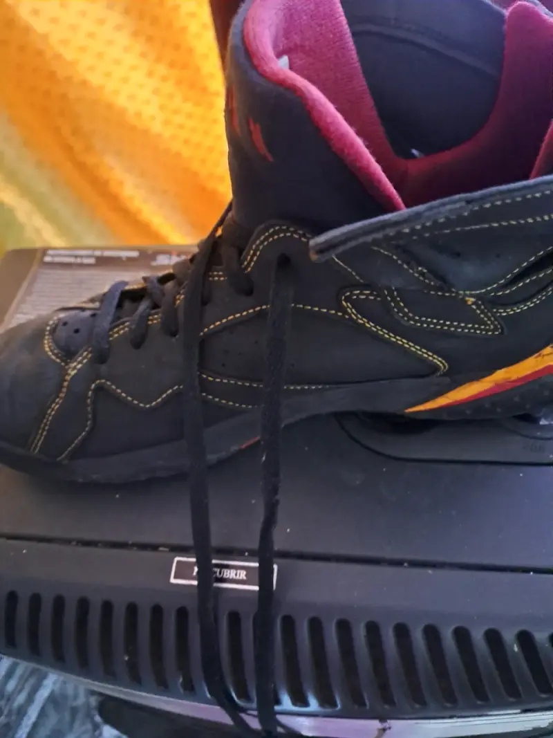 Zapatillas deportivas blancas y negras con diseño único - 6